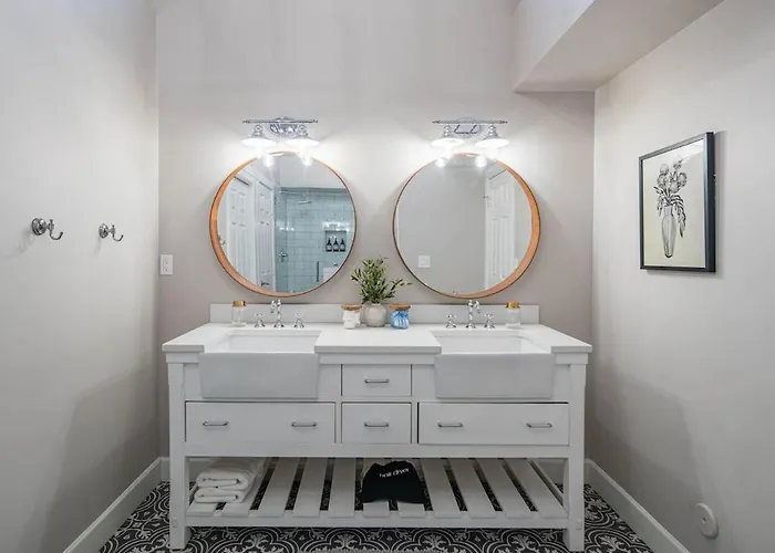 Hébergement de vacances Oasis With Pool, Hot Tub And Sleeps 8 *