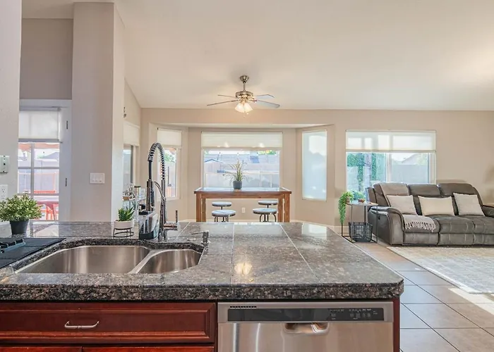 Oasis With Pool, Hot Tub And Sleeps 8 Hébergement de vacances Scottsdale