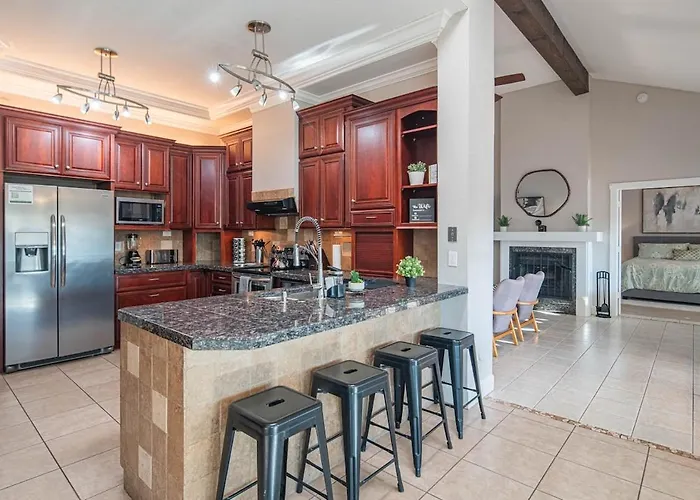 Oasis With Pool, Hot Tub And Sleeps 8 Scottsdale