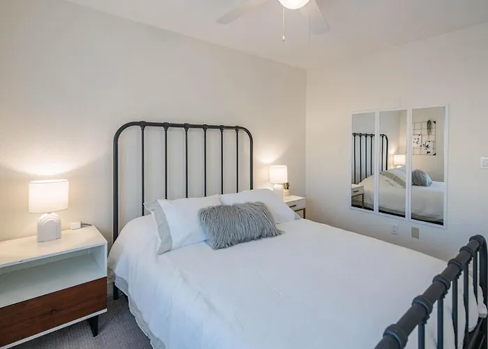 Hébergement de vacances Oasis With Pool, Hot Tub And Sleeps 8