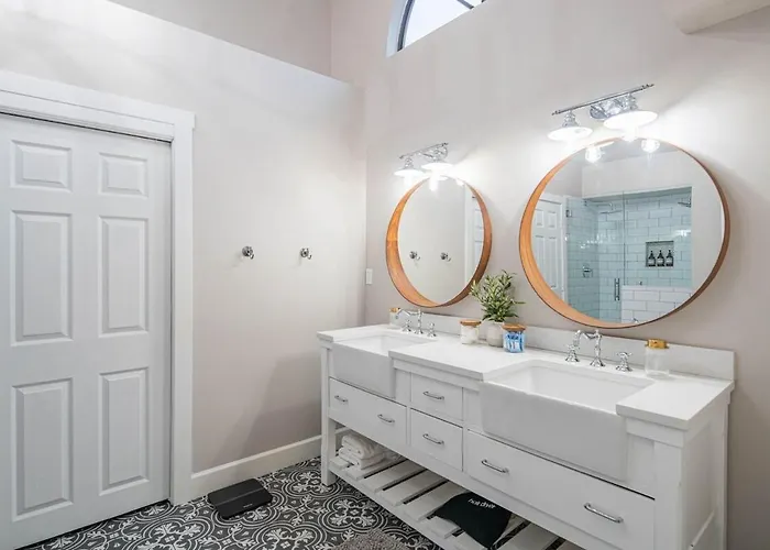 Oasis With Pool, Hot Tub And Sleeps 8 Scottsdale